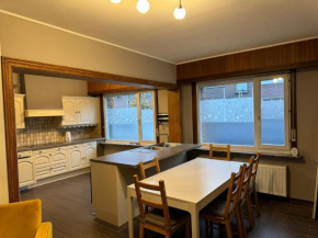 Centrally located house for six